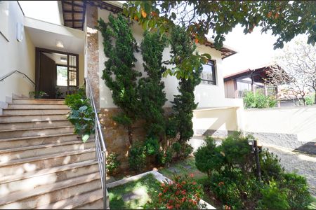 Casa à venda com 405m², 5 quartos e 8 vagasÁrea Externa/ Entrada