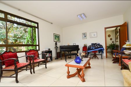 Casa à venda com 405m², 5 quartos e 8 vagasSala de estar