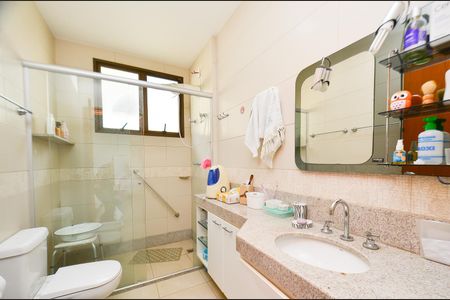 Casa à venda com 405m², 5 quartos e 8 vagasBanheiro Suite 2