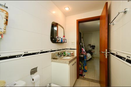 Casa à venda com 405m², 5 quartos e 8 vagasBanheiro Suite 4