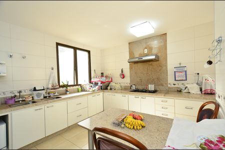 Casa à venda com 405m², 5 quartos e 8 vagasCozinha