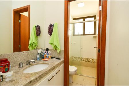 Casa à venda com 405m², 5 quartos e 8 vagasBanheiro Suite 3