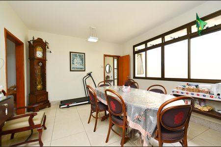 Casa à venda com 405m², 5 quartos e 8 vagasSala de jantar