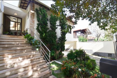 Casa à venda com 405m², 5 quartos e 8 vagasÁrea Externa/ Entrada