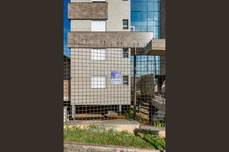 Apartamento à venda com 140m², 3 quartos e 2 vagas Apartamento à venda com 140m², 3 quartos e 2 vagasPlaca de vende instalada na fachada do prédio (DUXZ-516)