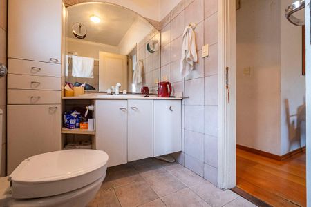 Casa à venda com 280m², 2 quartos e 3 vagasSuíte 1 - Banheiro