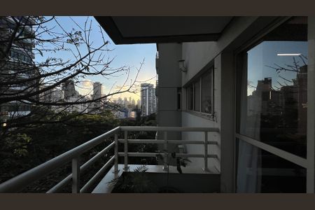 Apartamento à venda com 90m², 3 quartos e 2 vagas Apartamento à venda com 90m², 3 quartos e 2 vagasVaranda