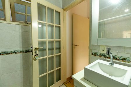 Casa à venda com 400m², 4 quartos e 6 vagasBanheiro da Suíte 2