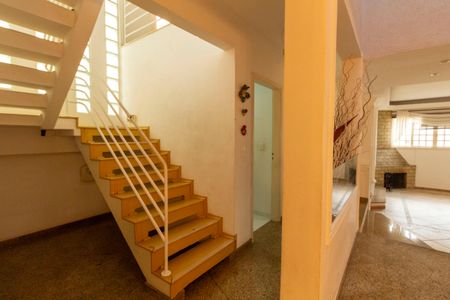 Casa à venda com 400m², 4 quartos e 6 vagasEscada