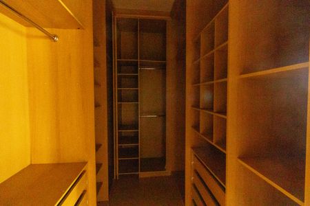 Casa à venda com 400m², 4 quartos e 6 vagasCloset da suíte 1