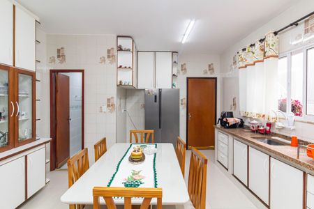 Casa à venda com 200m², 3 quartos e 4 vagas Casa à venda com 200m², 3 quartos e 4 vagasCozinha