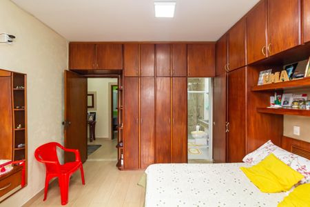 Casa à venda com 200m², 3 quartos e 4 vagas Casa à venda com 200m², 3 quartos e 4 vagasSuite