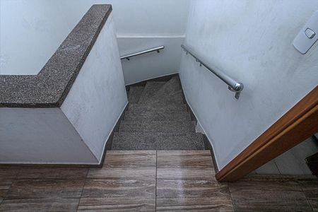 Casa à venda com 165m², 3 quartos e 2 vagas Casa à venda com 165m², 3 quartos e 2 vagasEscada