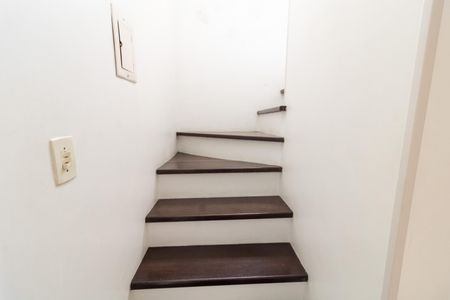 Casa de condomínio à venda com 175m², 3 quartos e 2 vagasEscada