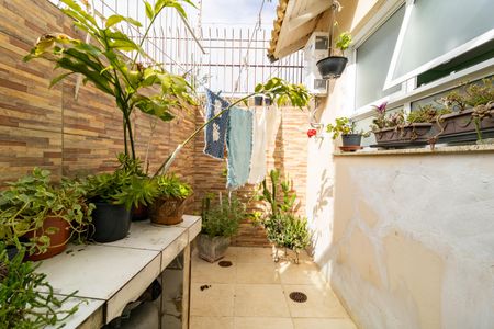 Casa de condomínio à venda com 175m², 3 quartos e 2 vagasQuintal