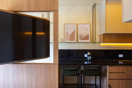 Studio para alugar com 25m², 1 quarto e 1 vaga Studio para alugar com 25m², 1 quarto e 1 vagaStudio - Detalhe - painel - televisor