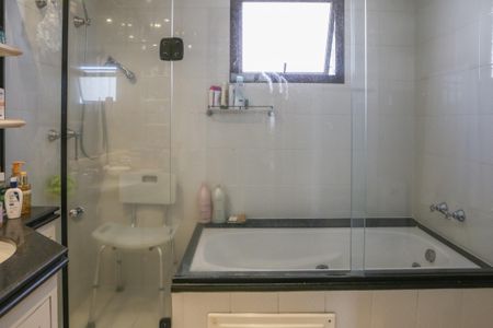 Apartamento à venda com 200m², 4 quartos e 3 vagas Apartamento à venda com 200m², 4 quartos e 3 vagasBanheiro da Suíte 1