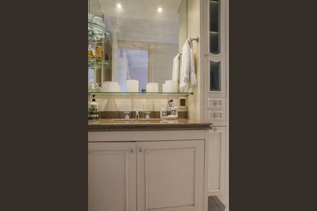 Apartamento à venda com 200m², 4 quartos e 3 vagas Apartamento à venda com 200m², 4 quartos e 3 vagasBanheiro da Suíte 2