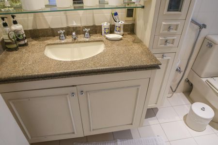 Apartamento à venda com 200m², 4 quartos e 3 vagas Apartamento à venda com 200m², 4 quartos e 3 vagasBanheiro da Suíte 2