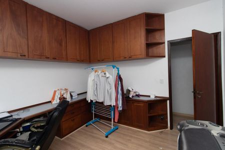 Casa à venda com 298m², 5 quartos e 2 vagas Casa à venda com 298m², 5 quartos e 2 vagasQuarto