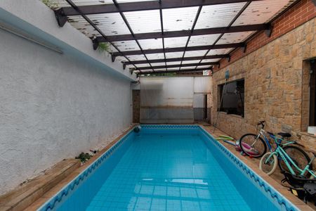 Casa à venda com 298m², 5 quartos e 2 vagas Casa à venda com 298m², 5 quartos e 2 vagasQuintal