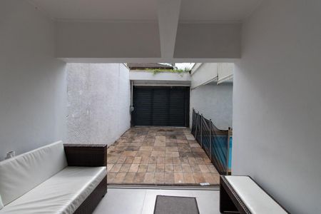 Casa à venda com 298m², 5 quartos e 2 vagas Casa à venda com 298m², 5 quartos e 2 vagasQuintal