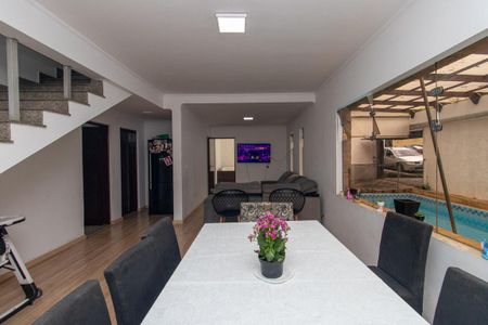 Casa à venda com 298m², 5 quartos e 2 vagas Casa à venda com 298m², 5 quartos e 2 vagasSala