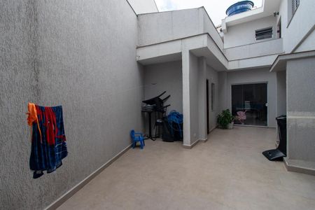 Casa à venda com 298m², 5 quartos e 2 vagas Casa à venda com 298m², 5 quartos e 2 vagasQuintal