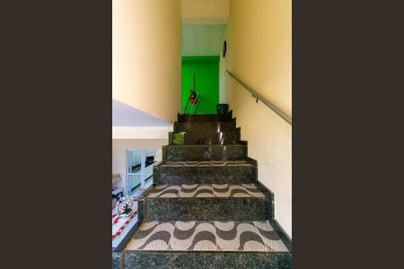 Casa à venda com 250m², 3 quartos e 6 vagasEscada da Área de Serviço