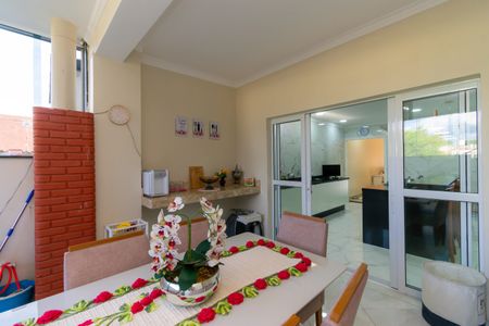 Casa à venda com 250m², 3 quartos e 6 vagasÁrea de Serviço