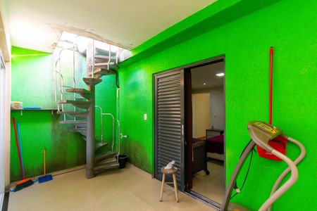 Casa à venda com 250m², 3 quartos e 6 vagasEscada da Área de Serviço