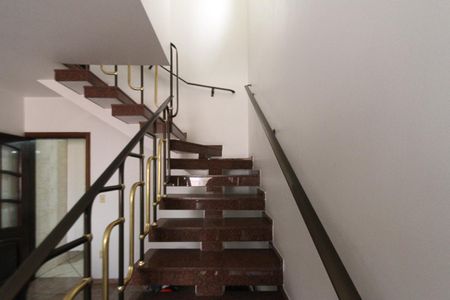 Casa à venda com 534m², 4 quartos e 10 vagas Casa à venda com 534m², 4 quartos e 10 vagasEscada da Edícula