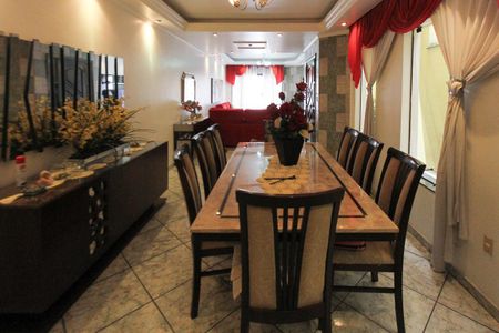 Casa à venda com 534m², 4 quartos e 10 vagas Casa à venda com 534m², 4 quartos e 10 vagasSala de jantar