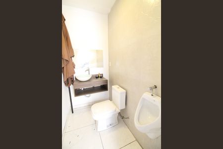 Casa para alugar com 320m², 3 quartos e 5 vagasBanheiro de Serviço
