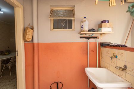 Casa à venda com 243m², 2 quartos e 4 vagas Casa à venda com 243m², 2 quartos e 4 vagasCasa 1 - Área de serviço