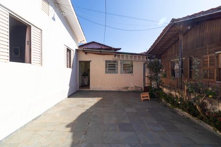 Casa à venda com 243m², 2 quartos e 4 vagas Casa à venda com 243m², 2 quartos e 4 vagasQuintal