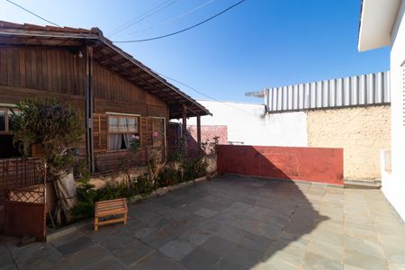 Casa à venda com 243m², 2 quartos e 4 vagas Casa à venda com 243m², 2 quartos e 4 vagasQuintal