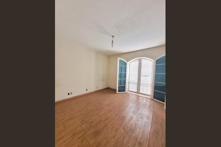 Casa à venda com 267m², 4 quartos e 6 vagasFoto 01