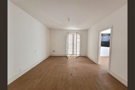 Casa à venda com 267m², 4 quartos e 6 vagasFoto 01