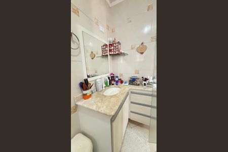 Casa à venda com 194m², 3 quartos e 2 vagas Casa à venda com 194m², 3 quartos e 2 vagasBanheiro da Suíte