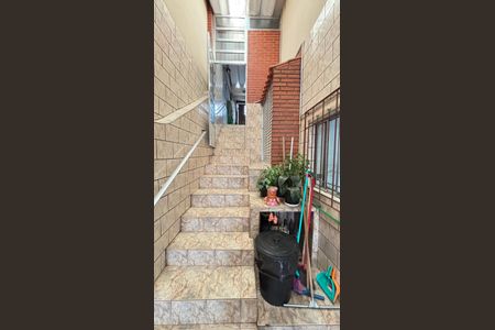 Casa à venda com 194m², 3 quartos e 2 vagas Casa à venda com 194m², 3 quartos e 2 vagasQuintal - Escada