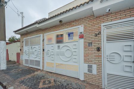 Casa à venda com 140m², 3 quartos e 2 vagasFachada e placa