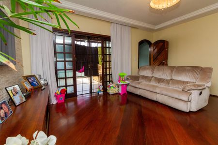 Casa à venda com 140m², 3 quartos e 2 vagas Casa à venda com 140m², 3 quartos e 2 vagasSala