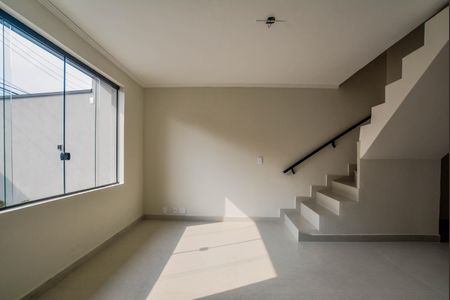 Casa à venda com 150m², 2 quartos e 2 vagas Casa à venda com 150m², 2 quartos e 2 vagasSala