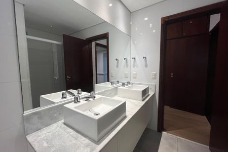 Apartamento para alugar com 252m², 4 quartos e 2 vagasBanheiro Suíte 1