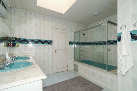 Casa à venda com 372m², 4 quartos e 4 vagasBanheiro da Suíte 2 