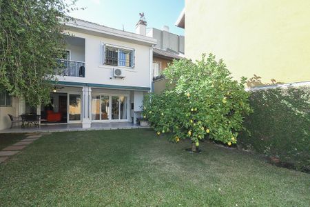 Casa à venda com 372m², 4 quartos e 4 vagasFundos