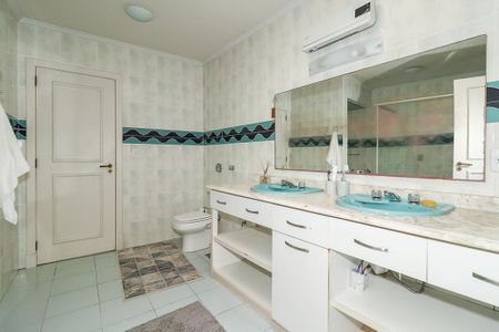 Casa à venda com 372m², 4 quartos e 4 vagasBanheiro da Suíte 2 