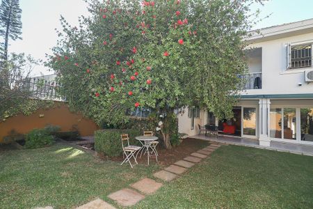 Casa à venda com 372m², 4 quartos e 4 vagasFundos