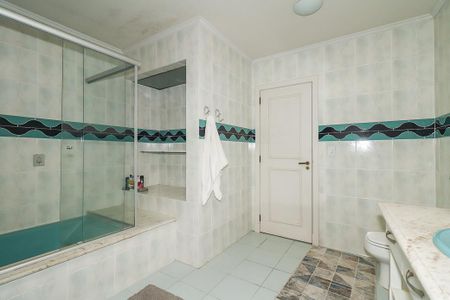 Casa à venda com 372m², 4 quartos e 4 vagasBanheiro da Suíte 2 